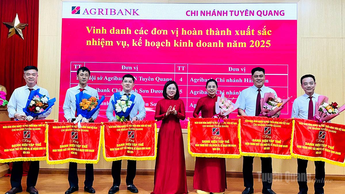 La filiale di Agribank a Tuyen Quang ha elogiato e premiato i team per i risultati ottenuti nelle attività operative del 2025.