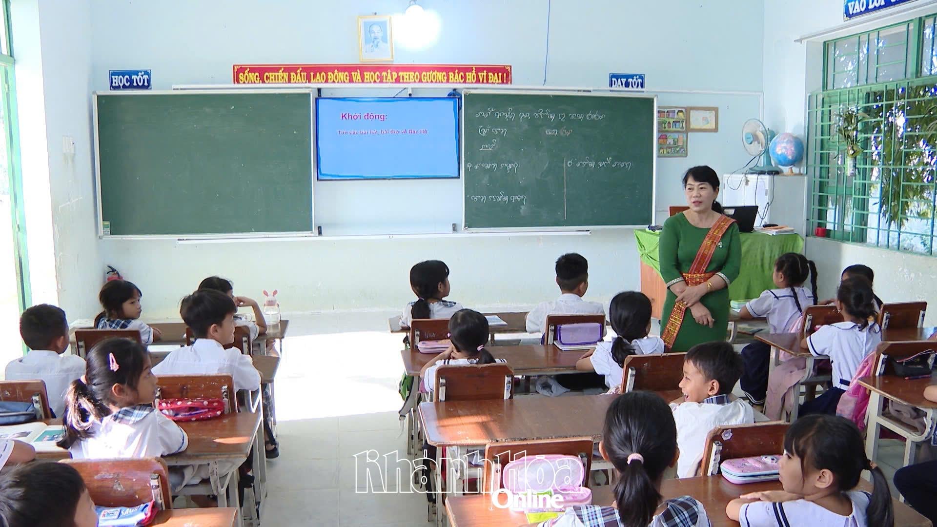 A Cham language lesson at Chat Thuong Primary School.