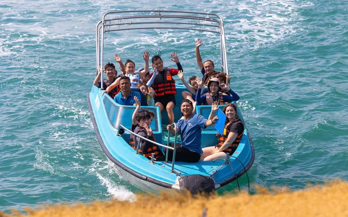 La stagione turistica estiva del 2026 è iniziata in anticipo ad aprile, con le località che hanno lanciato simultaneamente nuovi prodotti, dando vita a una vera e propria competizione in termini di esperienza e qualità della destinazione. Mùa du lịch hè 2026 khởi động sớm từ tháng 4, khi các địa phương đồng loạt tung sản phẩm mới, tạo cuộc đua cạnh tranh về trải nghiệm và chất lượng điểm đến.