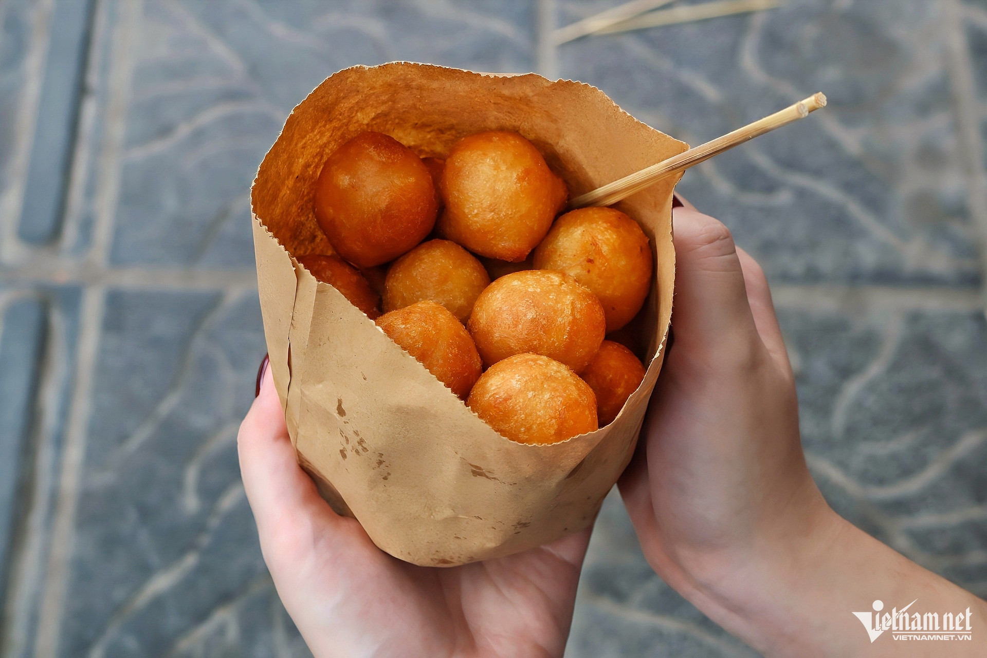 Quán Hà Nội rộng 2m2, mỗi ngày bán nghìn chiếc bánh rán 'siêu nhỏ, siêu rẻ'