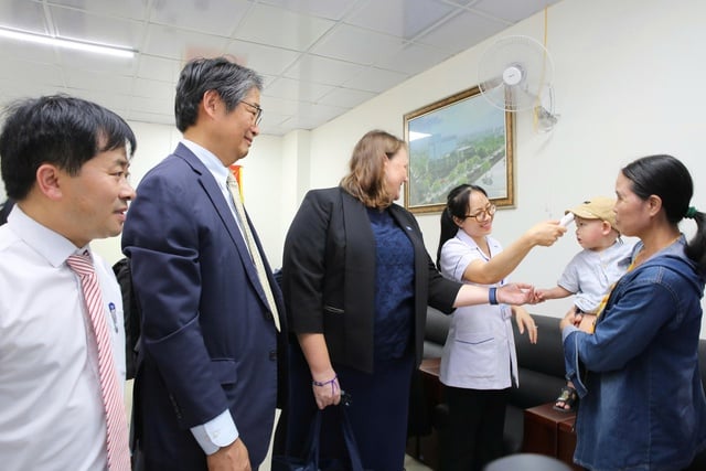 Ha Tinh riceve 2,28 miliardi di VND in aiuti medici - Foto 4.