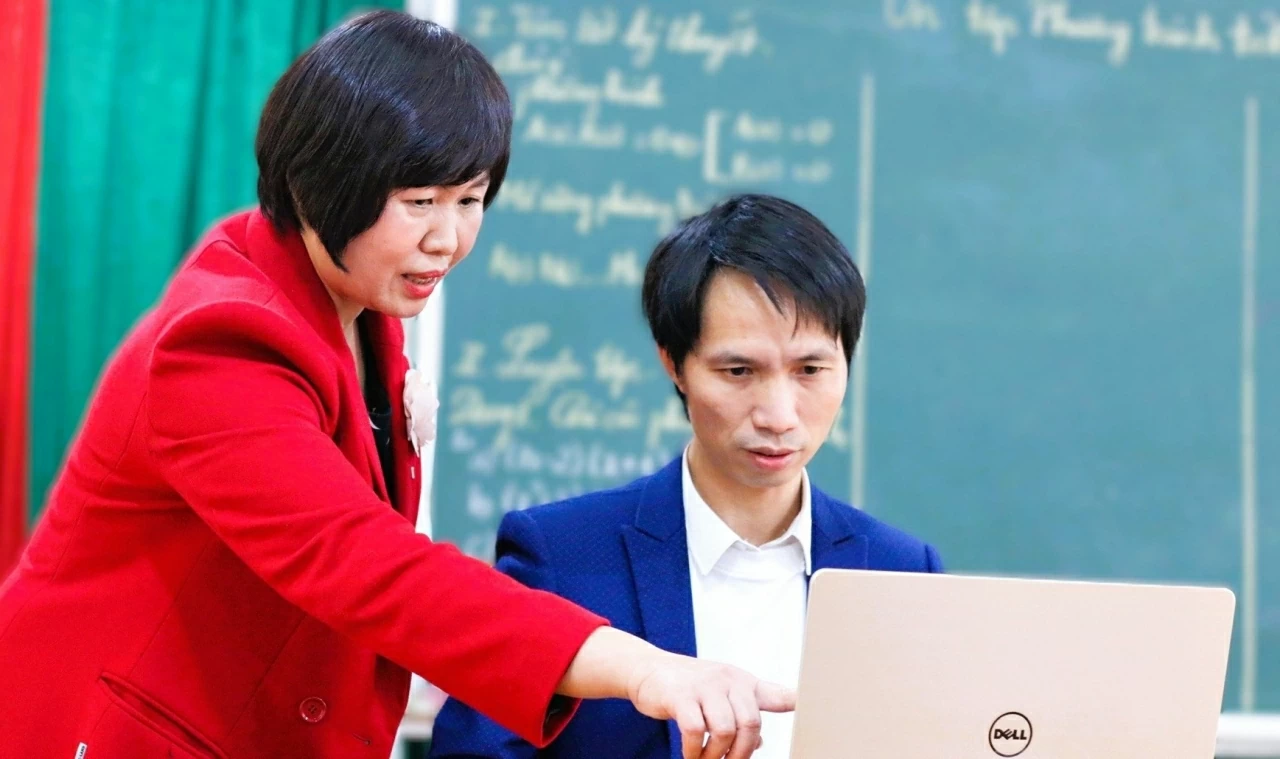Il Ministero dell'Istruzione e della Formazione specifica le competenze che gli insegnanti devono possedere. Bộ GD-ĐT quy định các năng lực số giáo viên phải đáp ứng