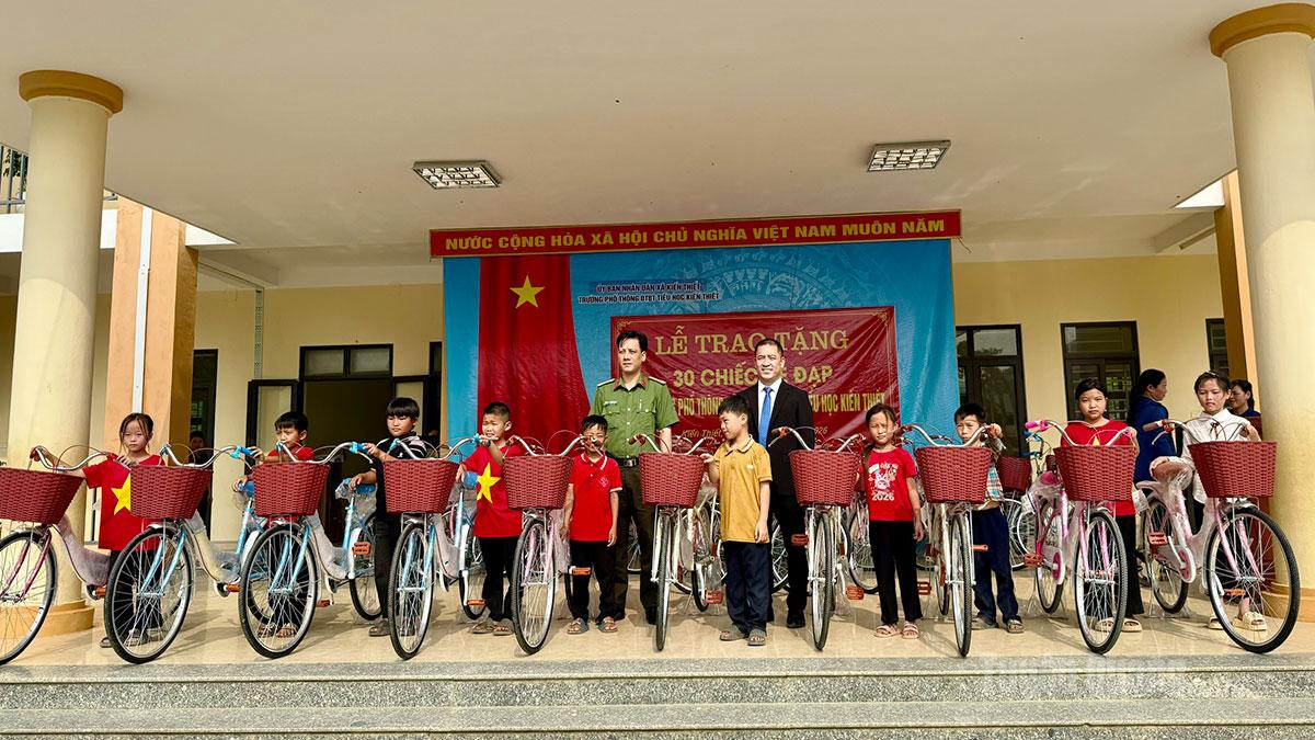 Il signor Hoang Ngoc Thuc, direttore dello sviluppo progetti del gruppo Chamvit, Corea del Sud, ha donato biciclette agli studenti della scuola primaria con convitto per studenti di etnia Kien Thiet.