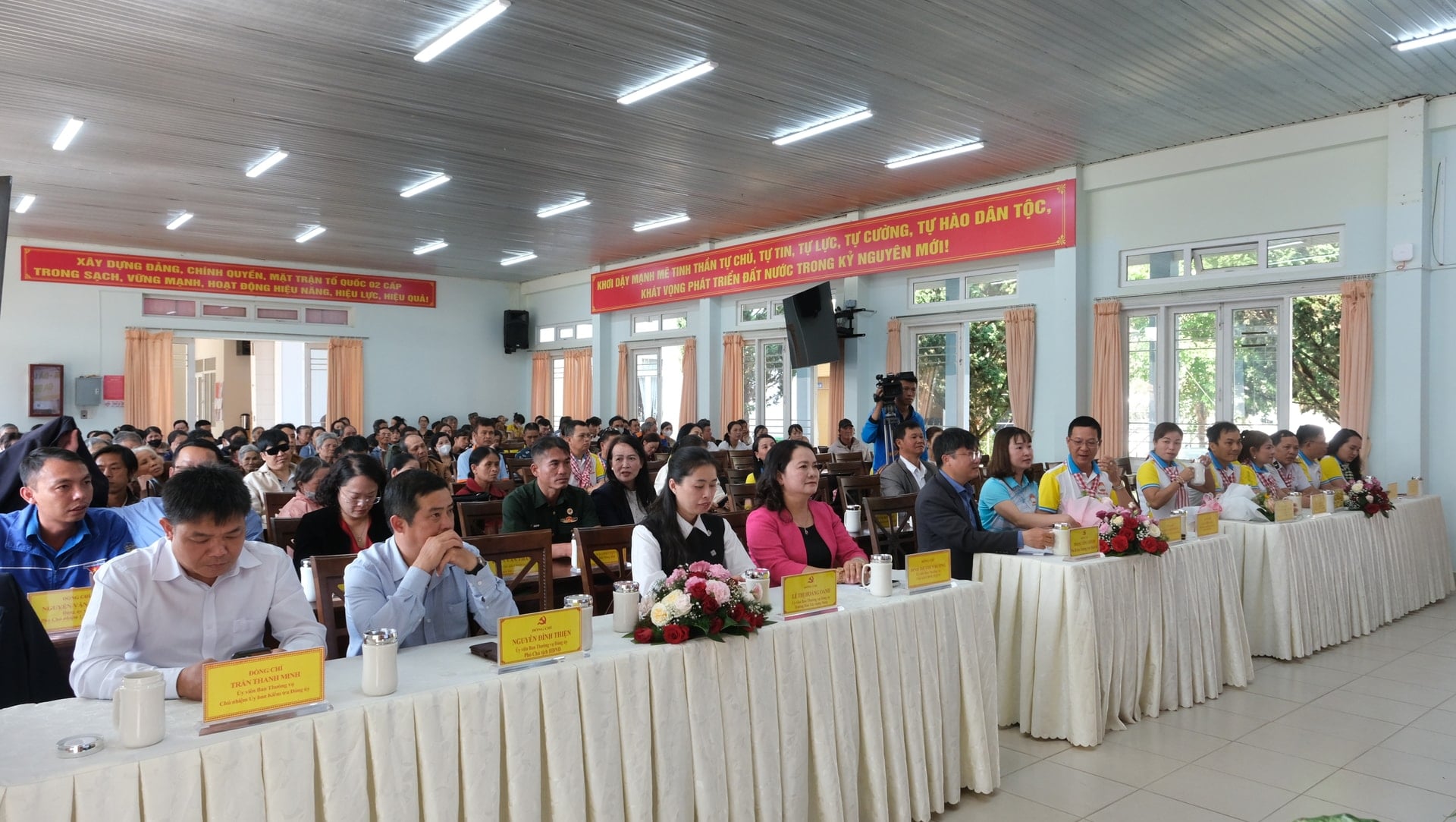 Lãnh đạo 2 địa phương cùng người dân phường Xuân Trường tham gia chương trình giao lưu