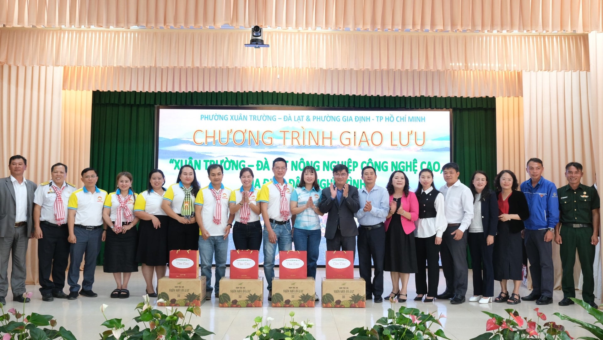 phuong-xuan-truong-da-lat-tang-qua-cho-phuong-gia-dinh(1).jpg
