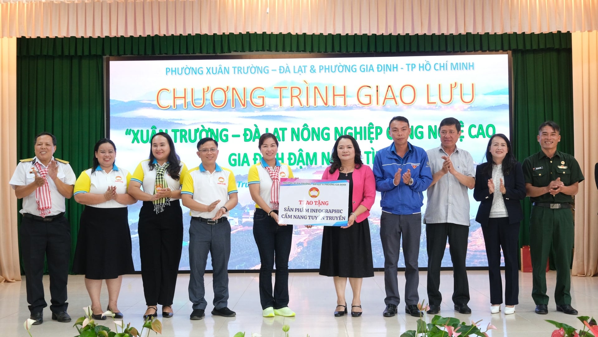 Phường Gia Định tặng cẩm nang Mặt trận số cho phường Xuân Trường