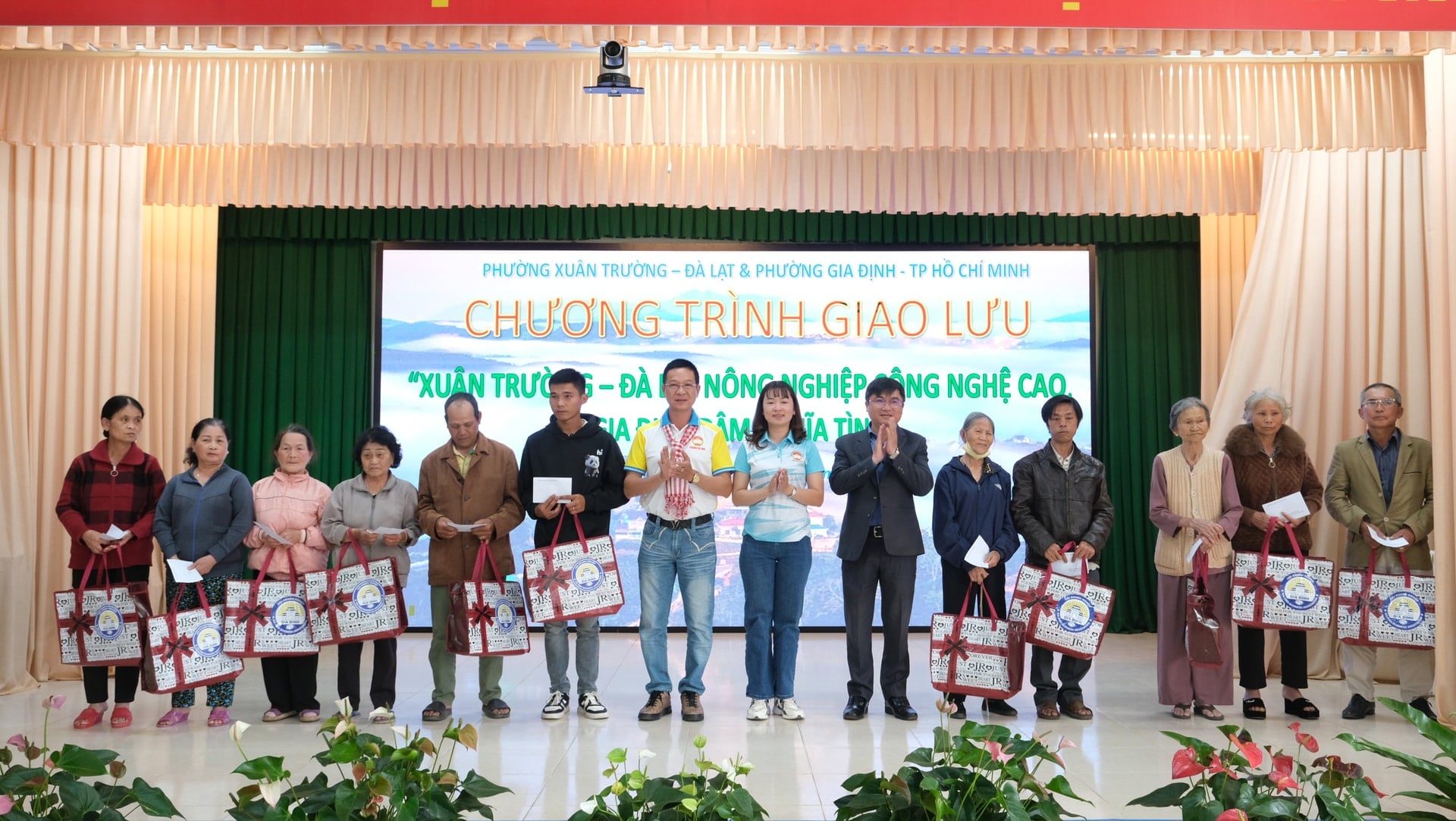 Phường Gia Định tặng quà cho người dân khó khăn phường Xuân Trường