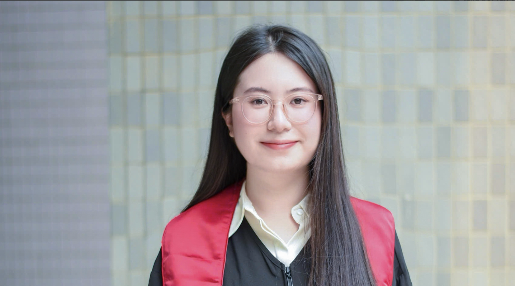Een vrouwelijke studente van de Universiteit voor Internationale Handel behaalt een gemiddeld cijfer
