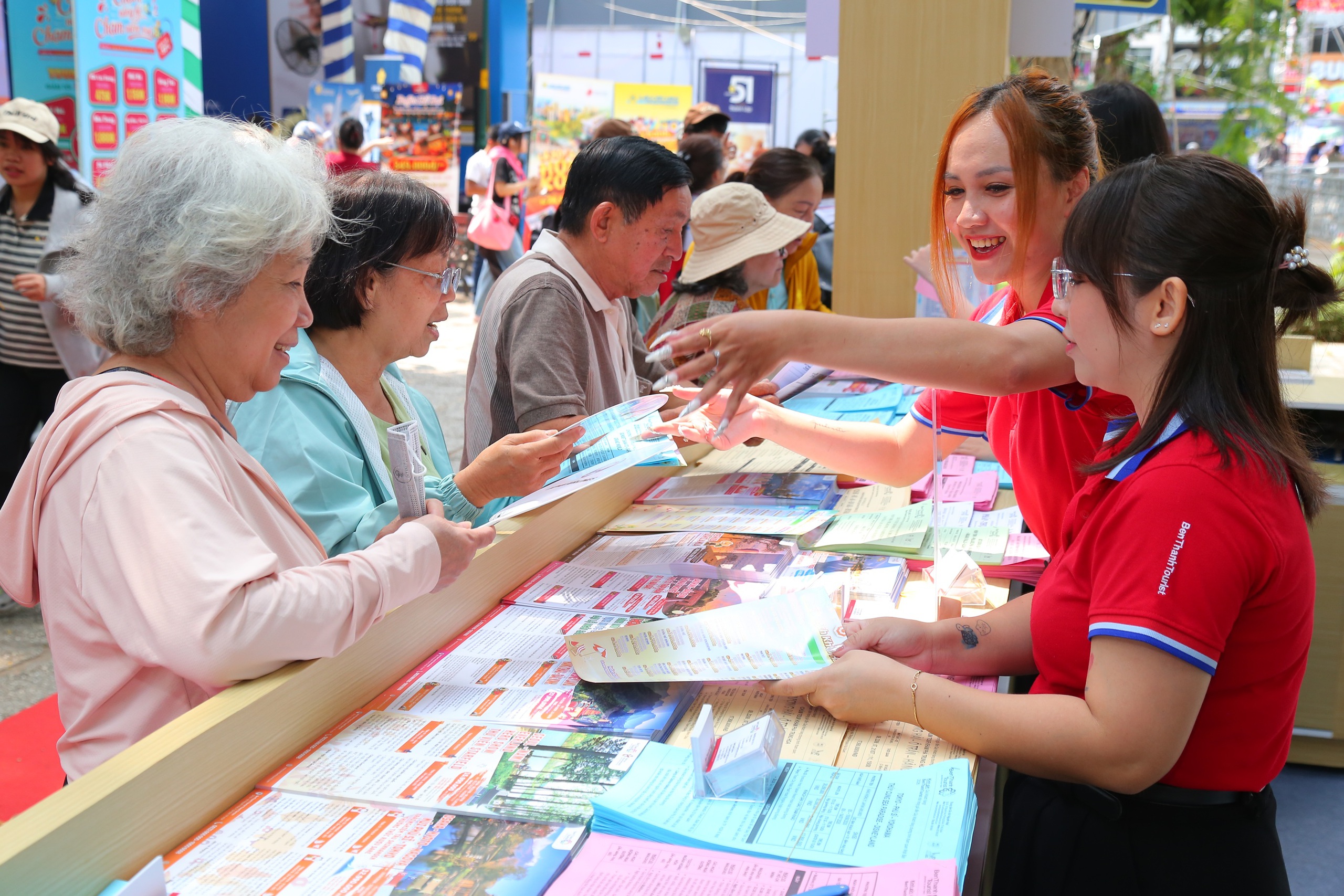 Du khách TP.HCM đội nắng 'chốt' tour du lịch hè ngày cuối tuần - Ảnh 1.