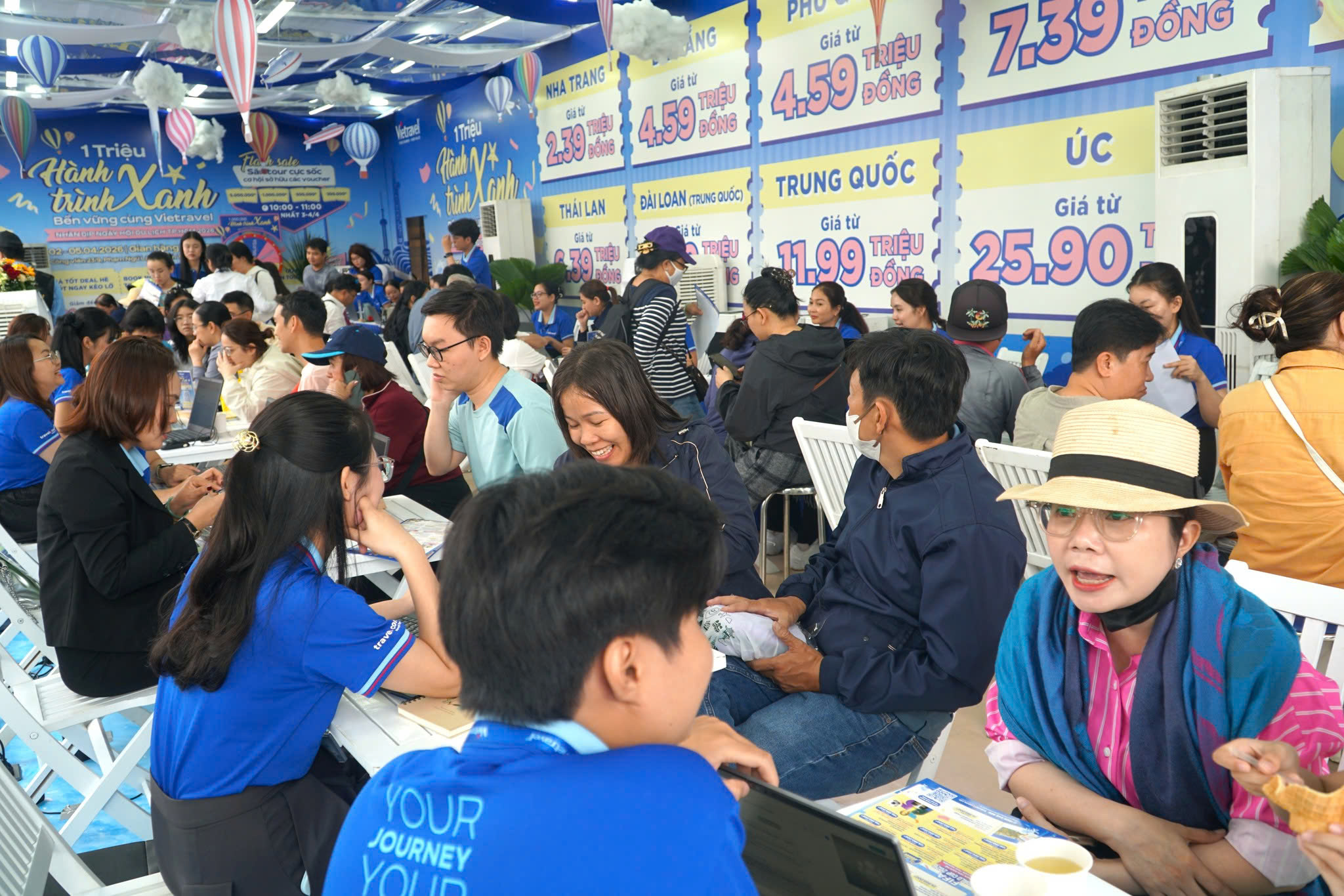 Du khách TP.HCM đội nắng 'chốt' tour du lịch hè ngày cuối tuần - Ảnh 3.
