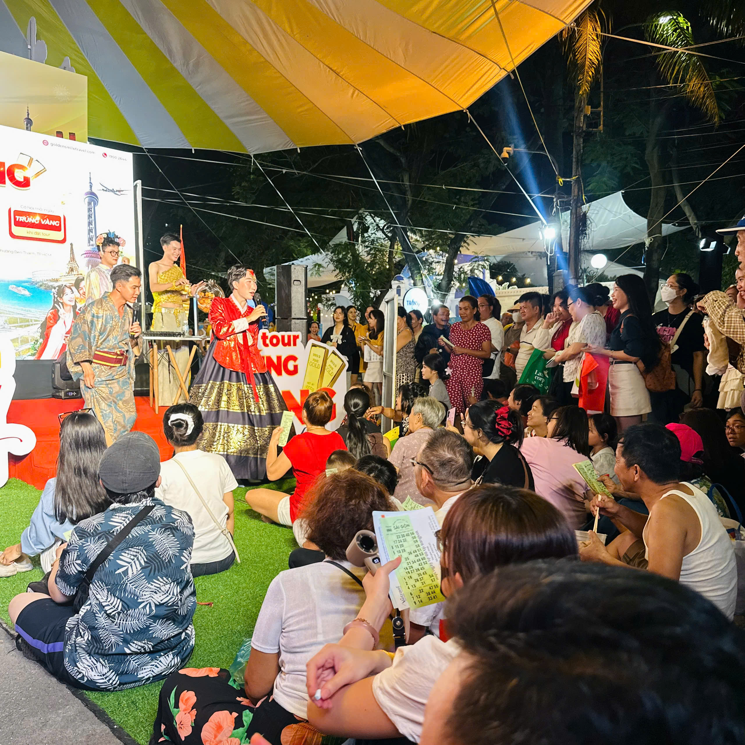 Du khách TP.HCM đội nắng 'chốt' tour du lịch hè ngày cuối tuần - Ảnh 4.