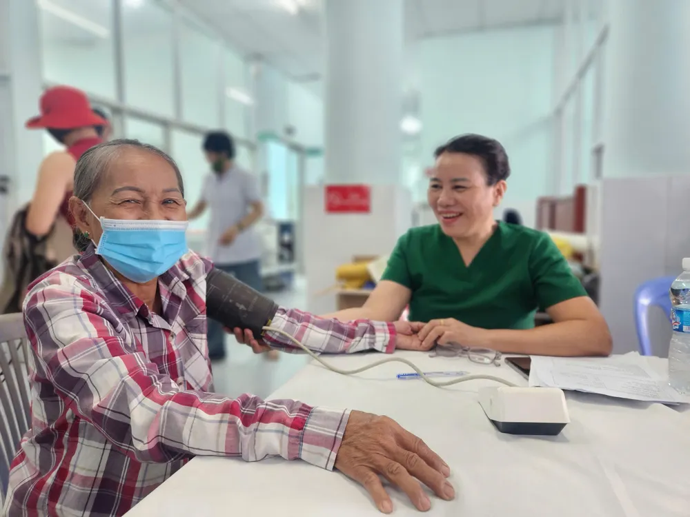 In un solo giorno, decine di migliaia di persone a Ho Chi Minh City hanno ricevuto controlli medici gratuiti.
