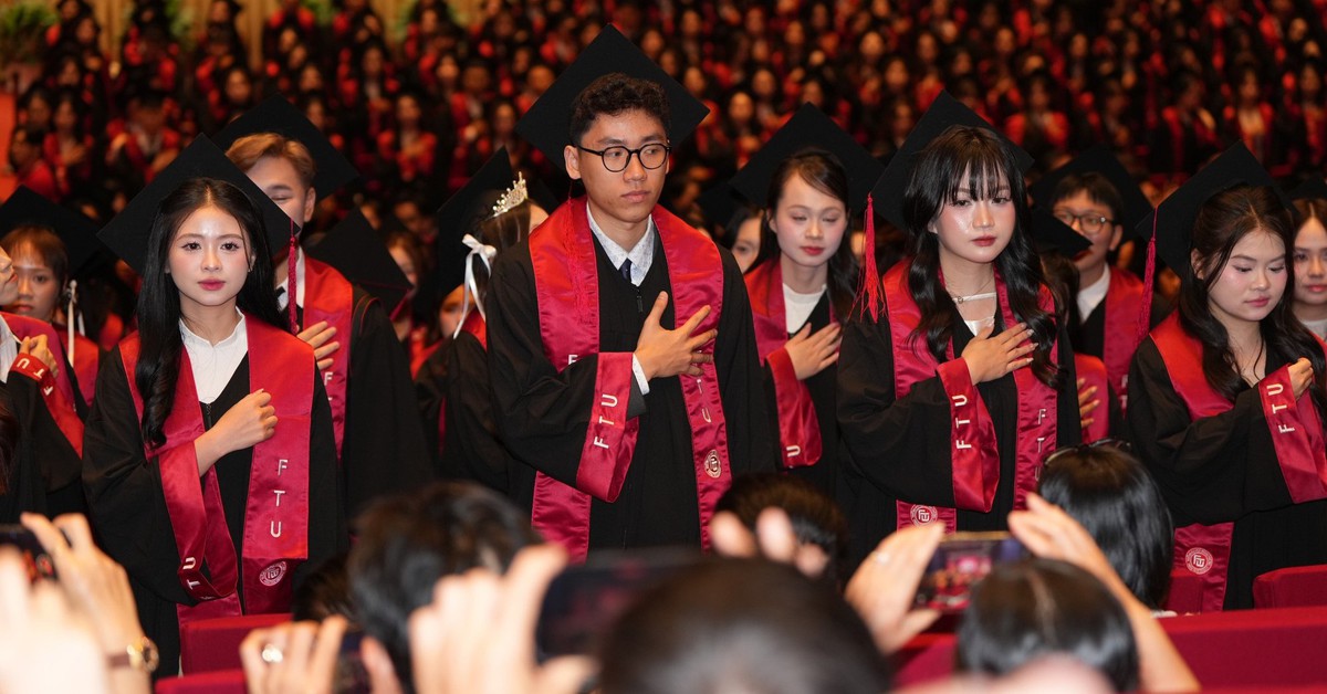 Op de dag van de diploma-uitreiking bogen meer dan 1200 kersverse afgestudeerden van de Universiteit