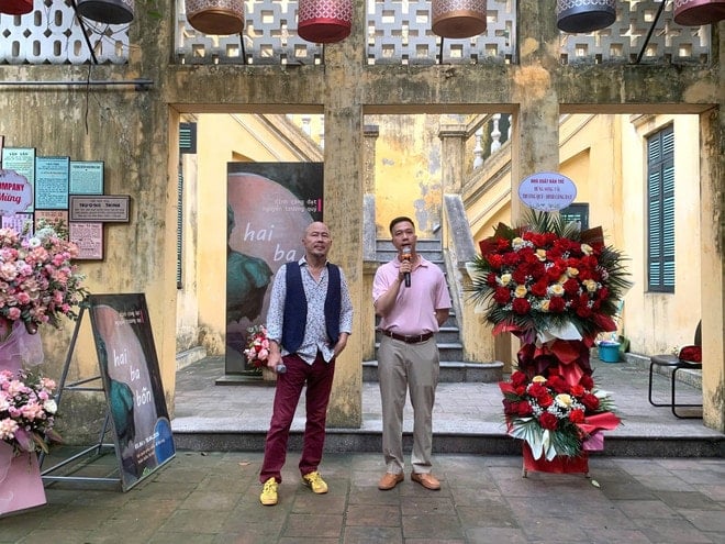 Lo scultore Dinh Cong Dat e lo scrittore Truong Quy nello spazio espositivo. (Foto: Comitato Organizzatore) e3306441c30942571b18-1.jpg