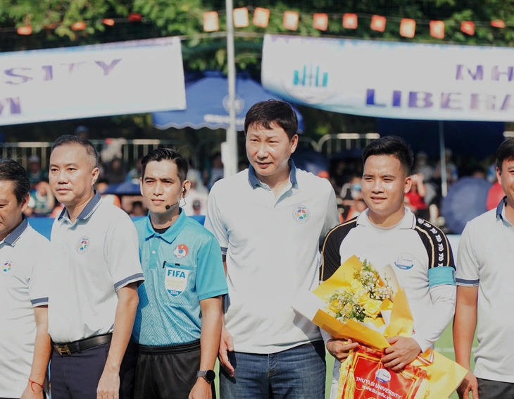 Coach Kim Sang Sik attended the final of the International Youth and Student Football Tournament. Coach Kim Sang Sik attended the final of the International Youth and Student Football Tournament.