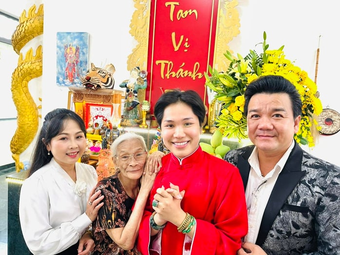 វិចិត្រករ បូ បូ ហ្វាង – រក្សាអណ្តាតភ្លើងនៃល្ខោនអូប៉េរ៉ាប្រពៃណីវៀតណាមឱ្យនៅរស់រវើកក្នុងលំហនៃពិធីបុណ្យប្រជាប្រិយ - រូបថតទី 1។