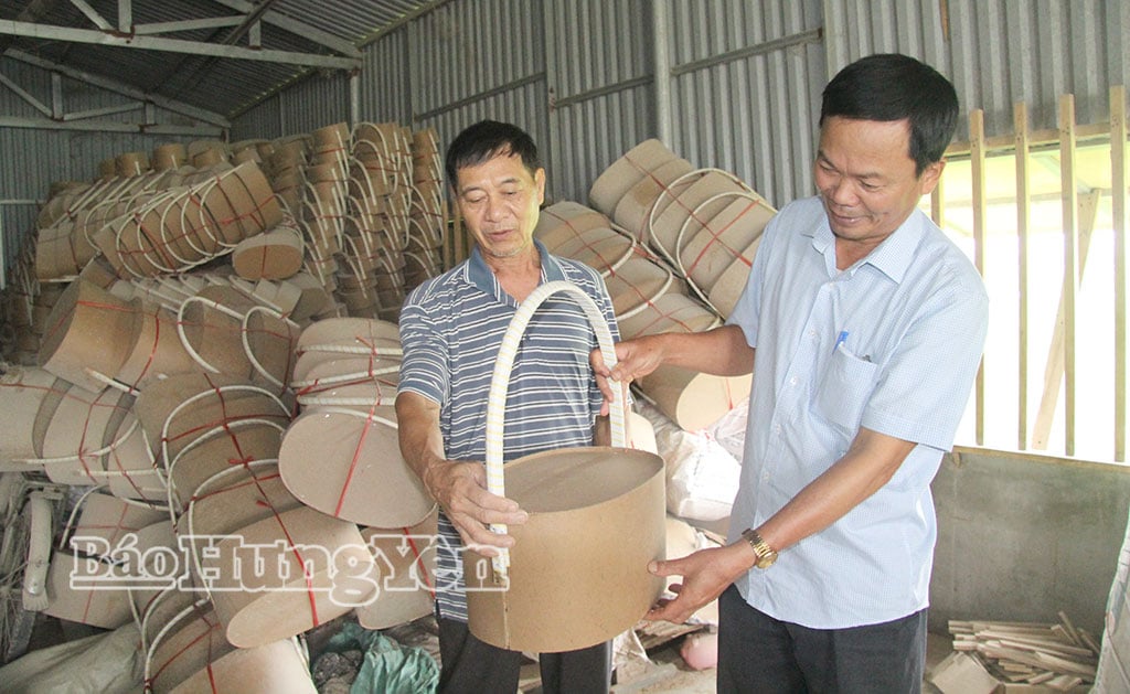 Il veterano Nguyen Si Dao (a sinistra), del villaggio di Ngo Quyen, comune di Ngu Thien, presenta il suo prodotto: un cesto di frutta.