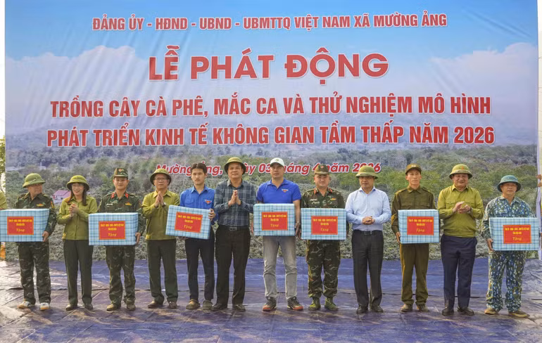 lanh-dao-tinh-va-dai-dien-cac-luc-luong-tham-gia-le-phat-dong.jpg