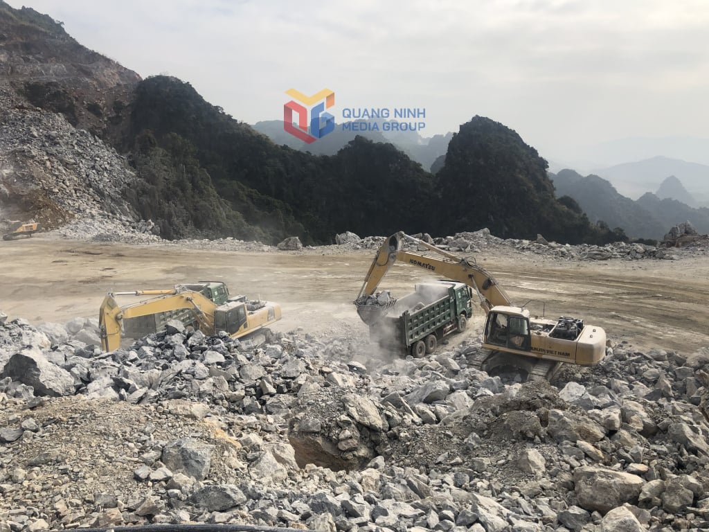 Estrazione di pietra per la produzione presso la fabbrica di cemento di Ha Long. Foto: Hieu Tran