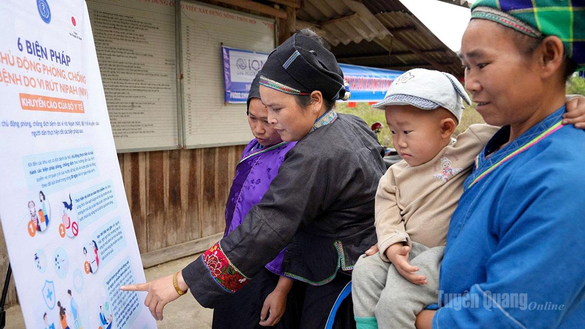 Los residentes de la comuna de Thang Tin están aprendiendo sobre la prevención y el control de enfermedades.