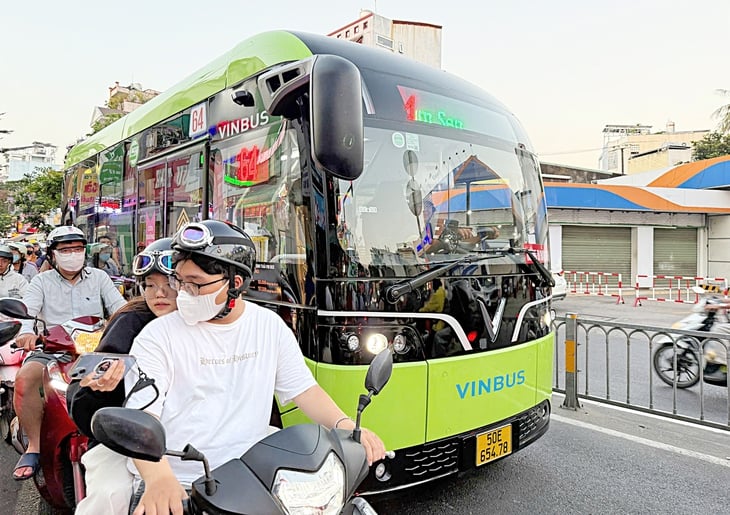 Nhiều gửi gắm cho xe buýt miễn phí - Ảnh 3.