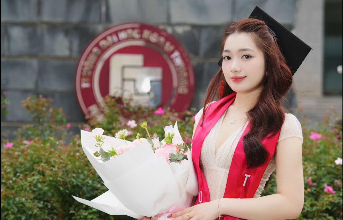 De prachtige vrouwelijke klassenvoorzitter, een topstudente van de Universiteit voor Internationale 