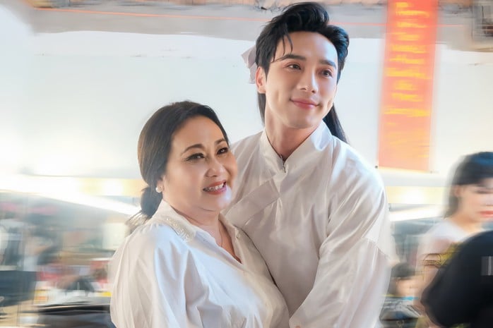 Thanh Hằng xem