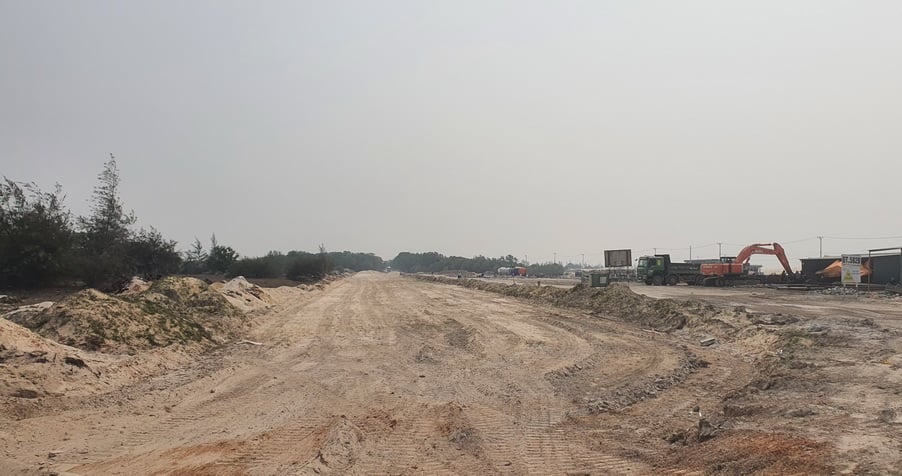 Dự án thành phần 2: GPMB và tái định cư qua địa bàn xã Mỹ Thủy do UBND xã Mỹ Thủy làm chủ đầu tư với phạm vi theo chiều dài tuyến 2,568 km, diện tích thu hồi 4,86ha. Dự án thành phần 3: GPMB và tái định cư qua địa bàn xã Vĩnh Định do UBND xã Vĩnh Định làm chủ đầu tư với phạm vi theo chiều dài tuyến là 5,278 km, diện tích thu hồi 14,8 ha. Dự án thành phần 4: GPMB và tái định cư qua địa bàn xã Diên Sanh với phạm vi theo chiều dài tuyến 13,191 km, diện tích thu hồi 54,2ha do UBND xã Diên Sanh làm chủ đầu tư. 