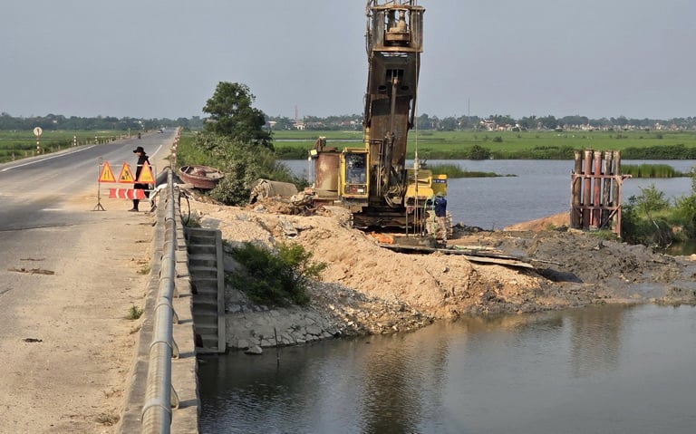 Vướng mặt bằng đang là khó khăn hiện hữu của Dự án. Tại thời điểm phát lệnh khởi công, các địa phương chỉ bàn giao mặt bằng được 2,0 km/21 km theo chiều dài tuyến và 5 vị trí xây dựng cầu. Tuy nhiên trên thực địa phần diện tích bàn giao mặt bằng này vẫn còn vướng cây trồng của người dân, cây rừng tự nhiên cần thực hiện thủ tục thanh lý, một số công trình hạ tầng kỹ thuật như đường dây điện, cáp viễn thông, không có mặt bằng đường tiếp cận để thi công do vướng đất trồng lúa của các hộ dân chưa được GPMB. 