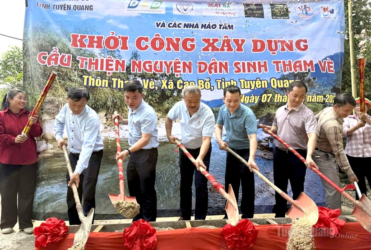 I delegati hanno dato ufficialmente il via alla costruzione del ponte pedonale Tham Vè nel comune di Cao Bồ.