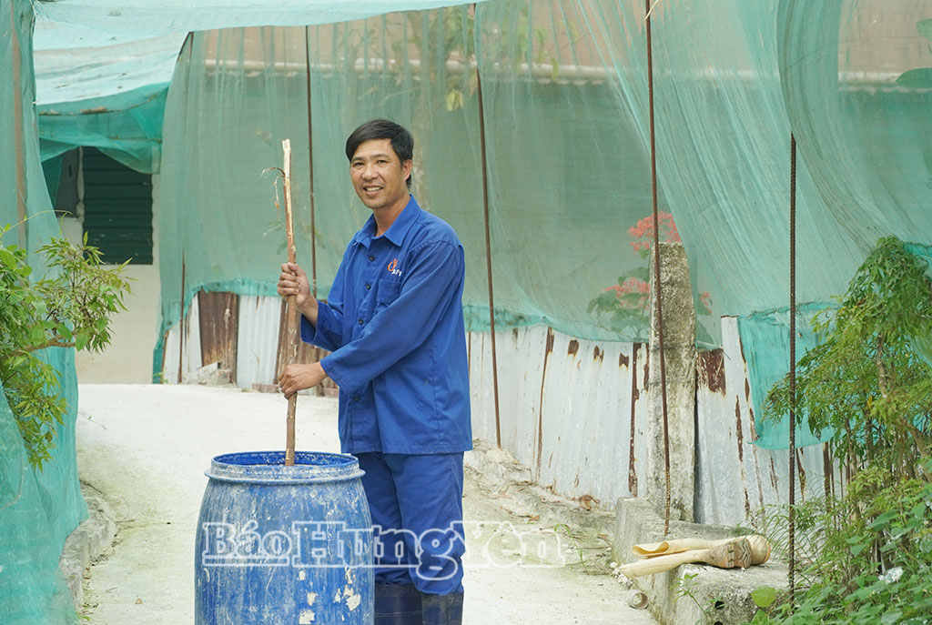 M. Pham Ba Duy, du village de Phuc Trung, commune de Bac Thai Ninh, se prépare à désinfecter la zone d'élevage.