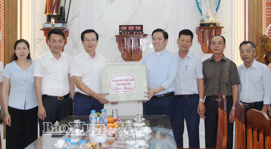 คณะผู้แทนได้นำของขวัญและแสดงความยินดีที่วัดพานลำ