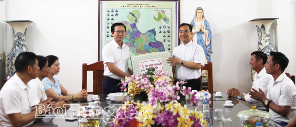 คณะผู้แทนได้นำของขวัญไปมอบและแสดงความยินดีที่วัดฮวางซา
