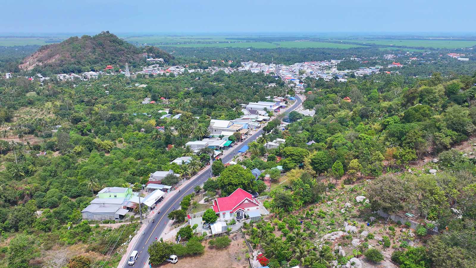 Pemandangan Gunung Ket dari dekat dari atas.