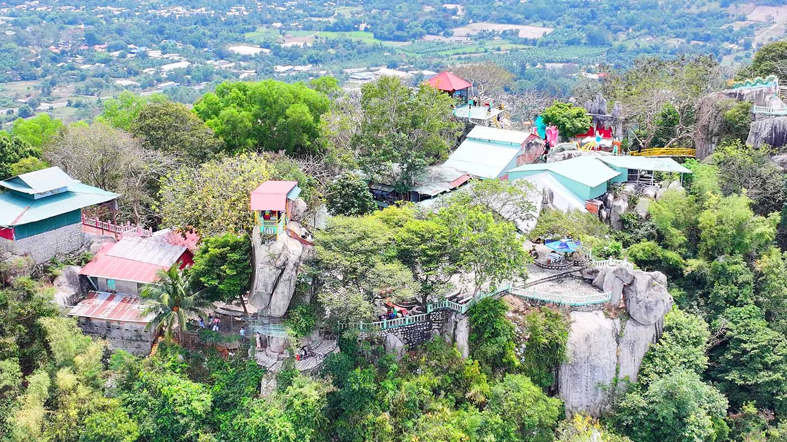 Pemandangan Gunung Ket dari dekat dari atas.