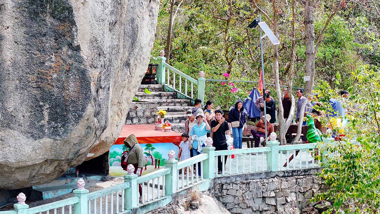 Pemandangan Gunung Ket dari dekat dari atas.