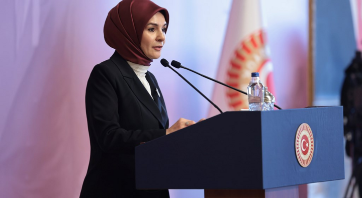 Il ministro turco della famiglia e dei servizi sociali Mahinur Ozdemir Goktas durante un evento. (Fonte: Aile)