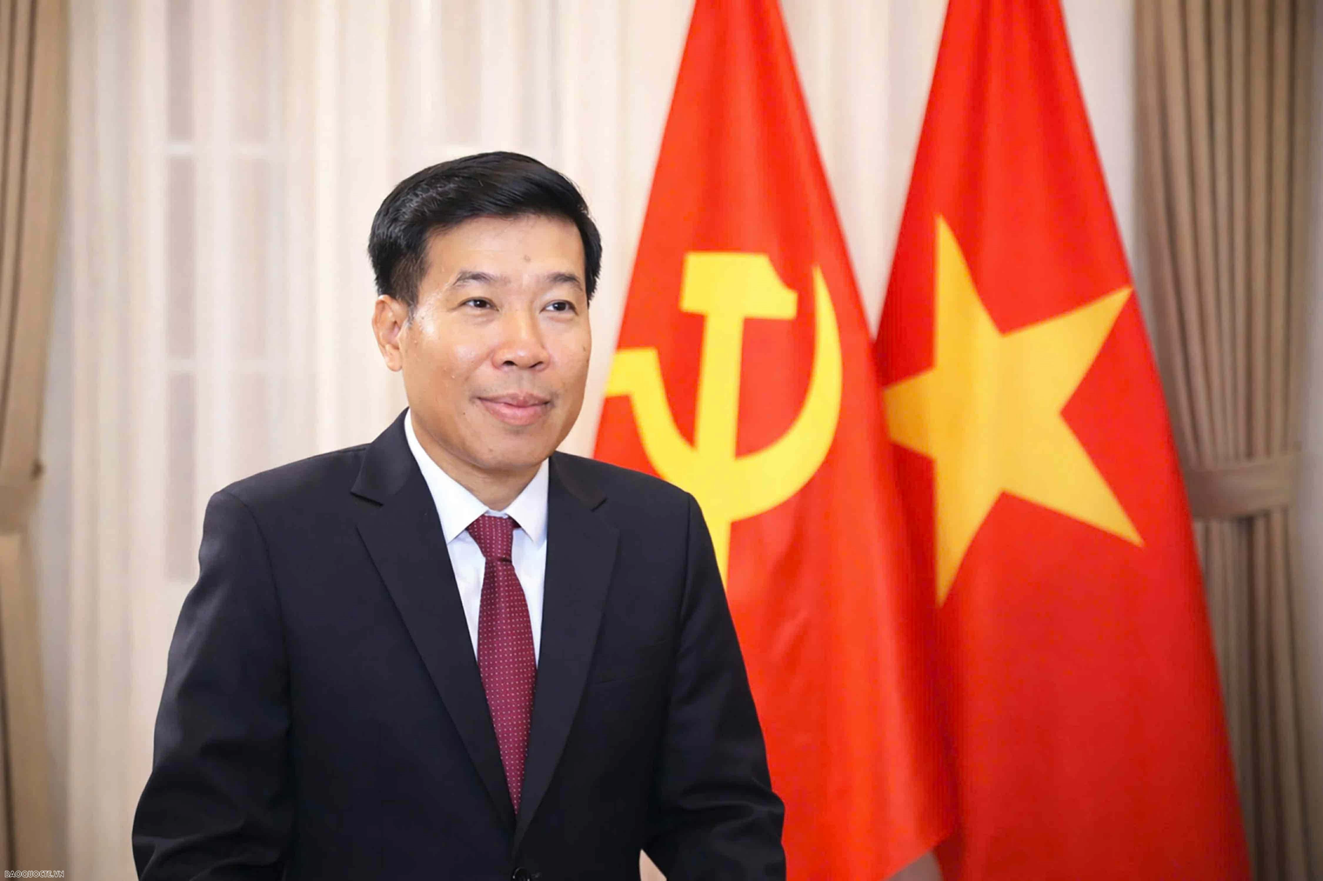 Tran Cam Tu viaja a Laos y Camboya para demostrar la continuidad y sincronización en la política exterior del Partido.