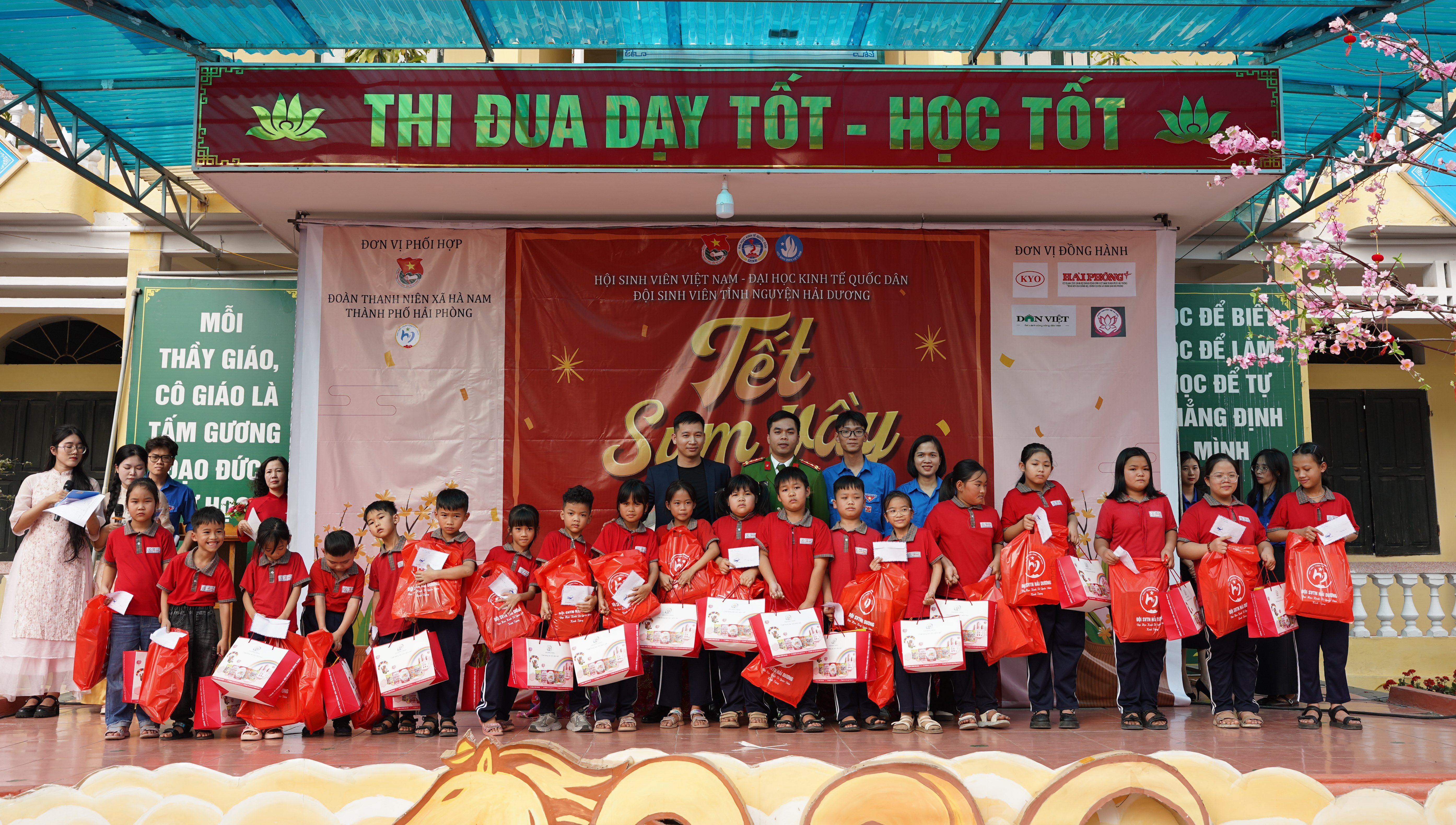 Tết Sum Vầy -  trao quà cho học sinh có hoàn cảnh khó khăn (5).jpg