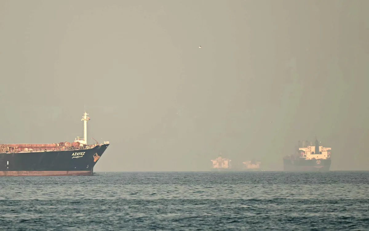 Nhiều tàu vận tải chờ mở đường qua eo biển Hormuz