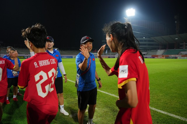 ข่าวล่าสุด: ทีมฟุตบอลหญิงรุ่นอายุไม่เกิน 20 ปีของเวียดนามผ่านเข้ารอบก่อนรองชนะเลิศเอเชียเป็นครั้งที่สอง พบกับญี่ปุ่น สมาคมฟุตบอลเวียดนามมอบเงินรางวัล 300 ล้านดอง