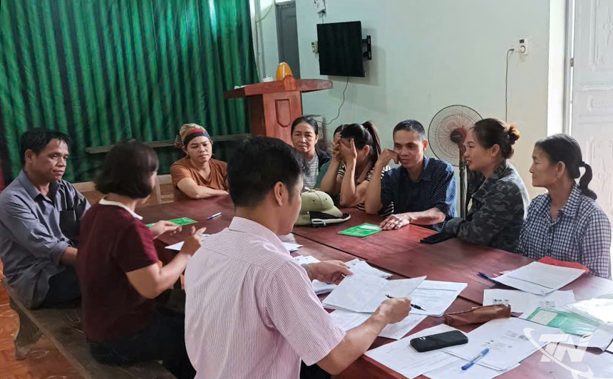 Medewerkers van de Sociale Beleidsbank van de provincie Thai Nguyen begeleiden arme en bijna-arme huishoudens in de gemeente Yen Binh bij het verkrijgen van gunstige leningen voor productieontwikkeling.