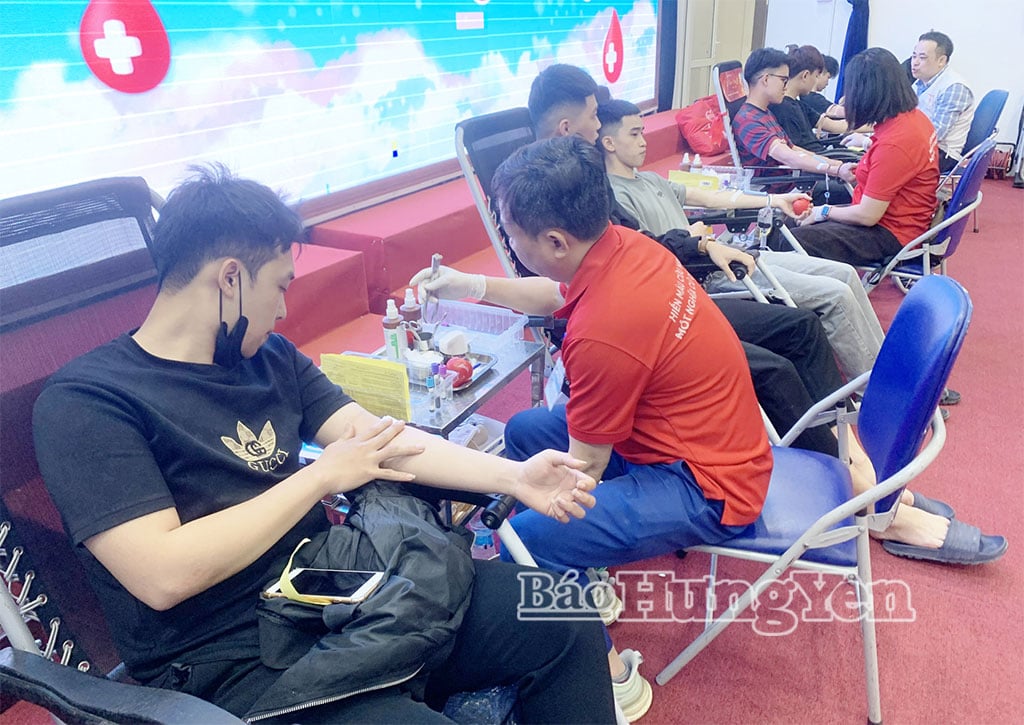 I volontari partecipano alla donazione di sangue nell'ambito del programma di donazione di sangue a tema 
