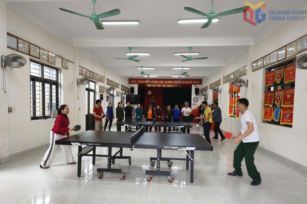 Invånarna i byn Binh Cong 2, Binh Lieu kommun, njuter av rekreation och sportaktiviteter i byns kulturcenter.
