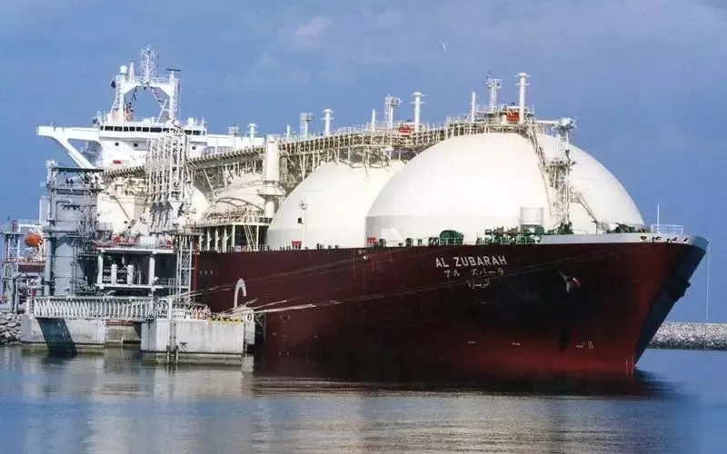 La nave, che trasportava 27.000 tonnellate di GNL, è attraccata in sicurezza al porto. Tàu chở 27.000 tấn LNG cập cảng an toàn