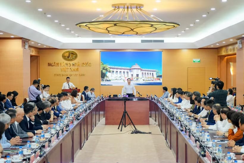 فام دوک آن، رئیس بانک مرکزی ویتنام، ریاست این جلسه را بر عهده داشت. (عکس: Vietnam+)
