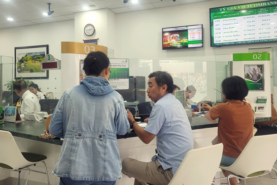Lãi suất tiền gửi chưa hạ nhiệt - Ảnh 1.