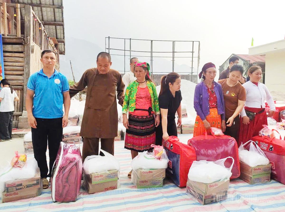 Il gruppo di volontari della provincia di Bac Ninh ha donato regali alle famiglie povere del comune di Khau Vai.