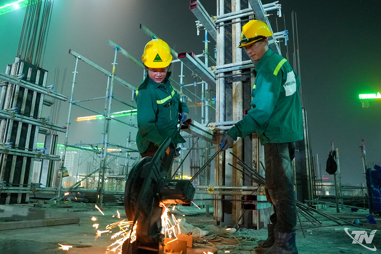 Práce, které večer provádí hlavní dodavatel - akciová společnost Phuc Hung Construction Joint Stock Company (Gia Lai), zahrnují především montáž bednění a lití betonu pro jednotlivé sekce.
