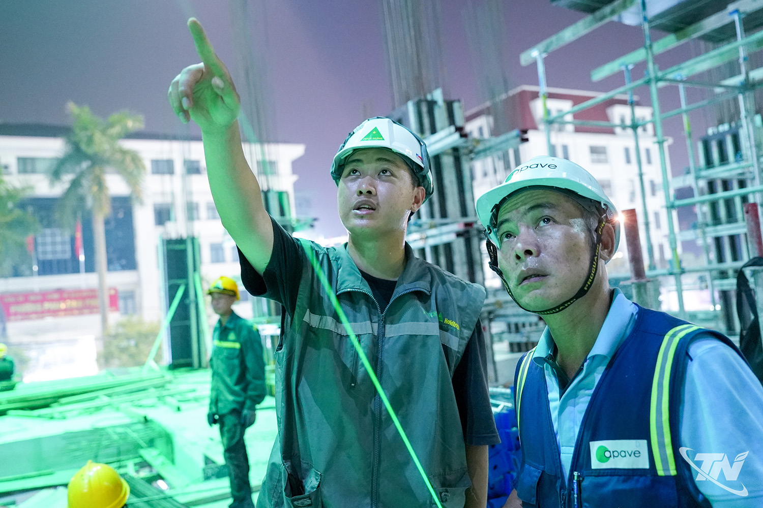Noční stavba vyžaduje přísnější dohled. Na fotografii: Pan Le Trong Duong (vpravo), konzultant a supervizor ve společnosti Apave Asia Pacific Co., Ltd., pečlivě sleduje staveniště, aby zajistil, že dělníci vykonávají své povinnosti technicky a bezpečně.